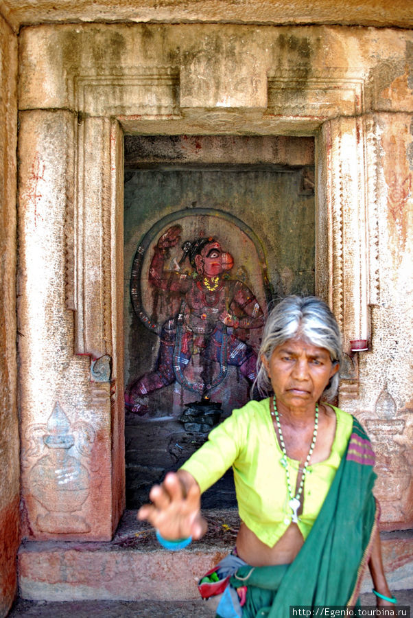 хозяйка храма Ханумана :) Хампи, Индия