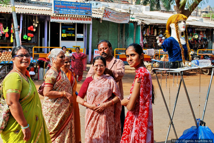 продавец париков и его клиентура Хампи, Индия