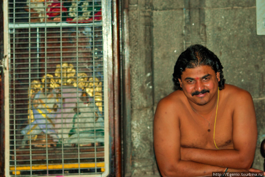 брамин, служитель Вирупакши темпл. очень на матёрого цыгана похож :) Хампи, Индия