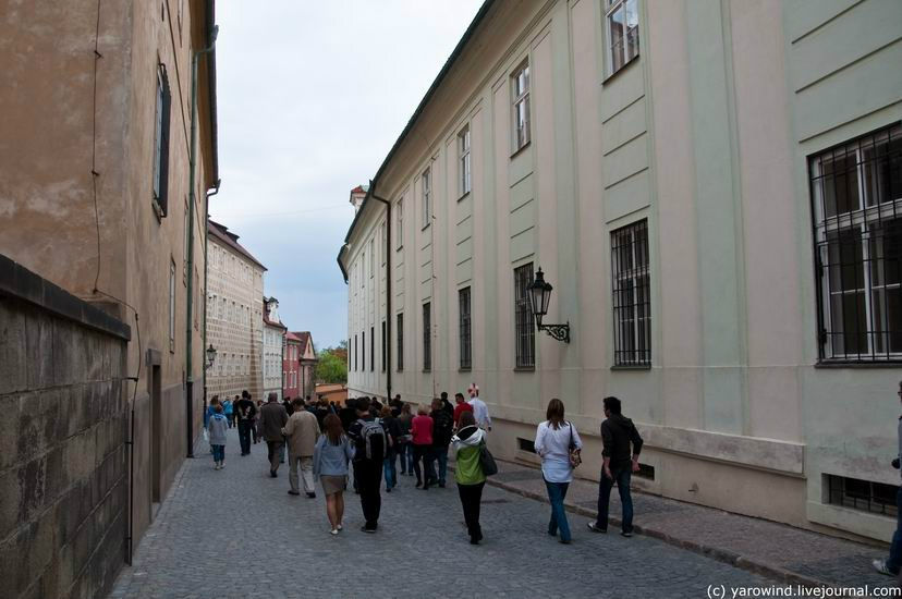 Далее улочка ведет в восточную часть Града. Прага, Чехия