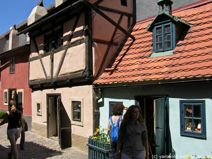 Существует легенда, что на этой улице жили алхимики, но это не так. В доме № 22 с 1916 по 1917 г работал Франц Кафка. Прага, Чехия