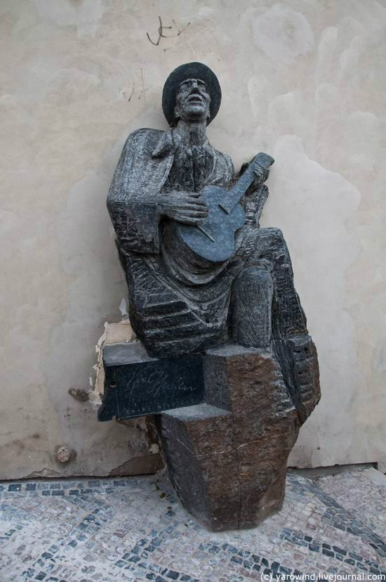 Памятник какому-то чешскому песеннику. Прага, Чехия