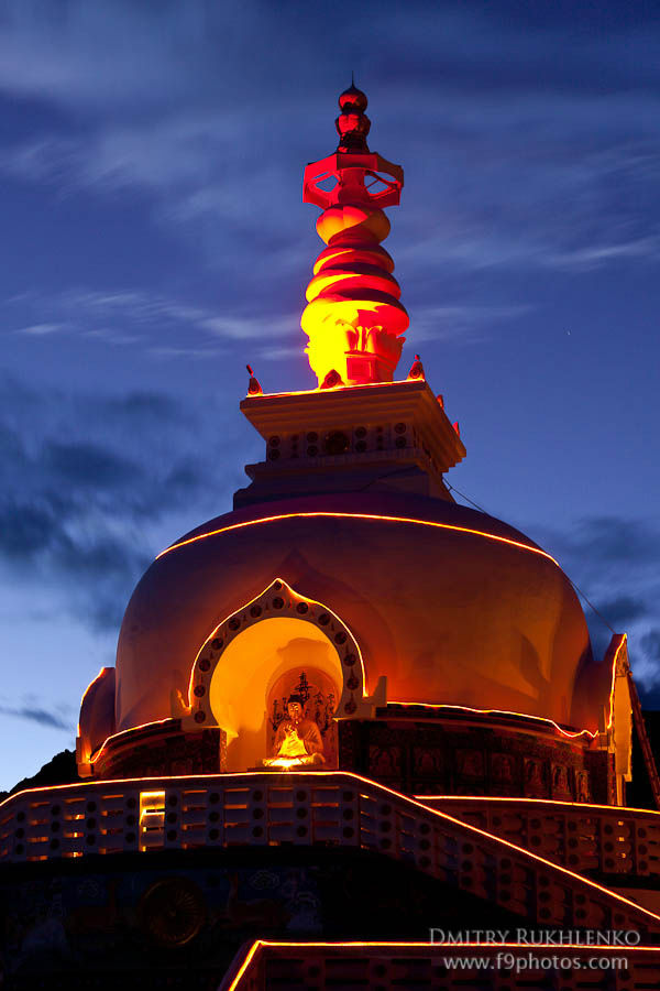 32. Буддистская ступа с подсветкой. Правда, это новострой, подарок японцев. Лех, Индия
