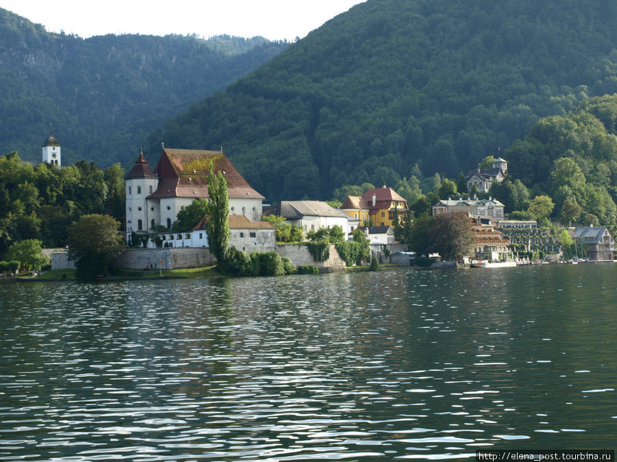 Вид на Траункирхен с озера Траункирхен, Австрия