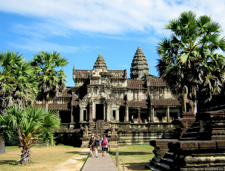 Ангкор-Ват — одно из выдающихся архитектурных чудес мира, внесен  ЮНЕСКО в список всемирного наследия человечества. Ангкор (столица государства кхмеров), Камбоджа