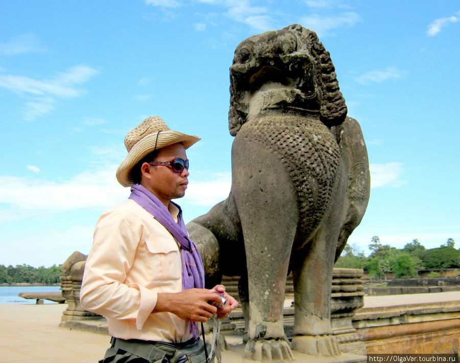 Перед входом на мост вас встречают статуи животных, похожих на стилизованных львов Ангкор (столица государства кхмеров), Камбоджа