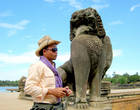 Перед входом на мост вас встречают статуи животных, похожих на стилизованных львов