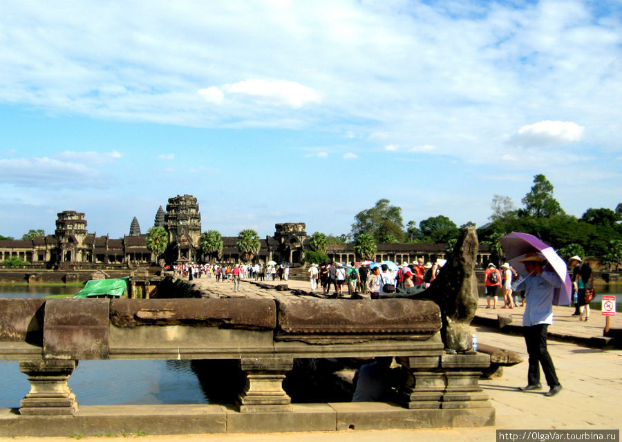 Ангкорский период, когда были построены храмы Ангкора, а кхмерская империя заявила о себе как об одной из великих держав Юго-Восточной Азии, охватывает более 600 лет — с 802 до 1432 годы Ангкор (столица государства кхмеров), Камбоджа