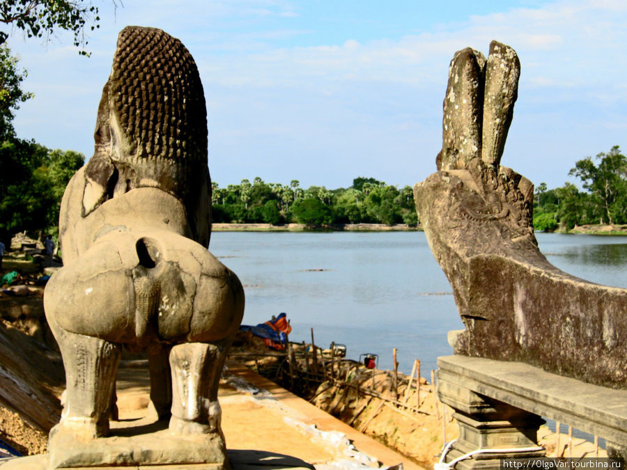 Но, как водится, существует и легенда о божественном происхождении Ангкор-Вата, который  воздвиг сын бога Индры — кхмерский король Прех Катомиалиа. Однажды,  побывав в небесных чертогах у своего отца и увидев коровник Индры, он решил построить у себя такой же, но только дворец. Так что Ангкор Ват — это точная копия коровника Индры Ангкор (столица государства кхмеров), Камбоджа