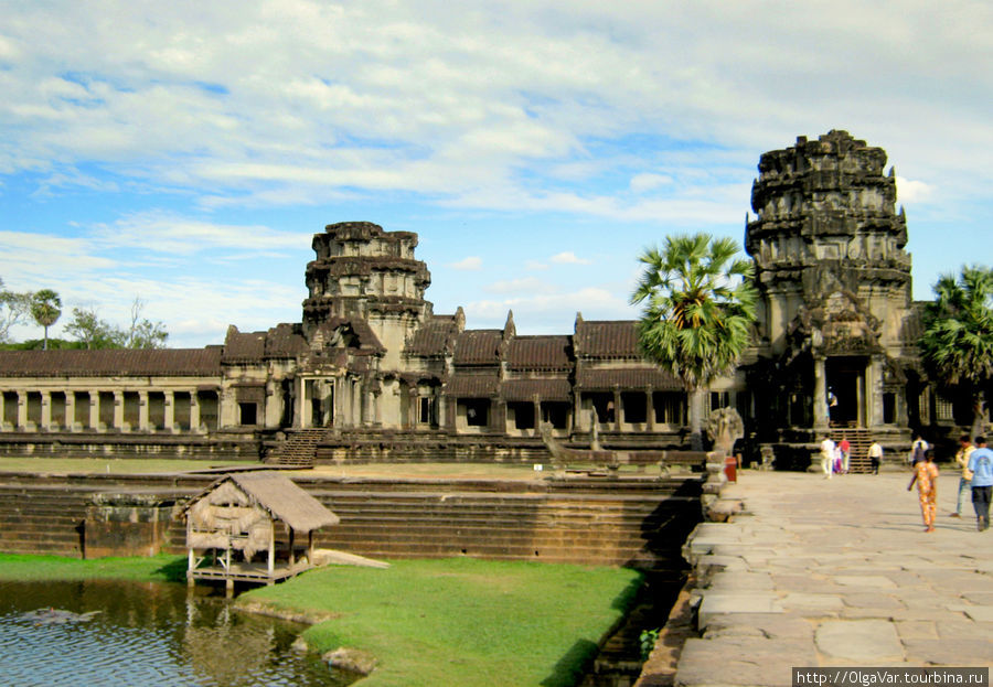 Кхмерская архитектура была развитием основной темы — идеи храма-горы, что символизируют и башни Ангкор-Вата. По существу гору олицетворяла любая туповерхая башня, построенная в виде ярусов Ангкор (столица государства кхмеров), Камбоджа