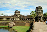 Кхмерская архитектура была развитием основной темы — идеи храма-горы, что символизируют и башни Ангкор-Вата. По существу гору олицетворяла любая туповерхая башня, построенная в виде ярусов