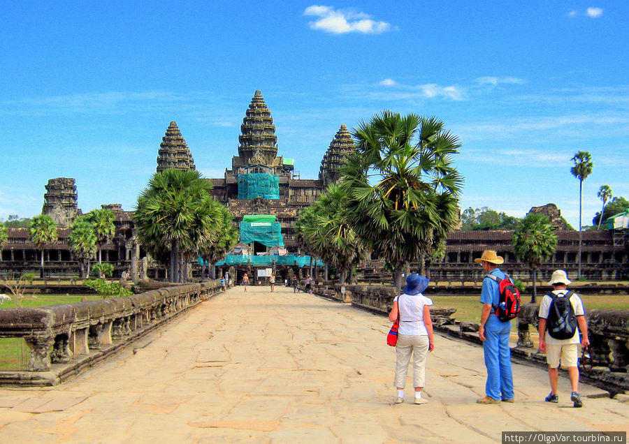 С моста видны только три пикообразные башни. А всего их пять: 4 располагаются по сторонам света, пятая – в центре Ангкор (столица государства кхмеров), Камбоджа