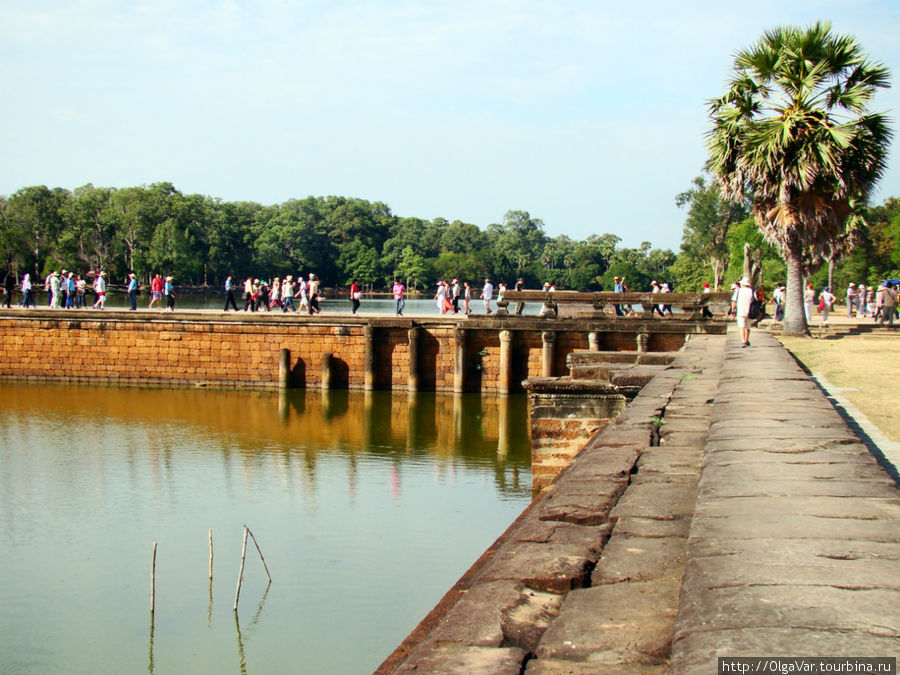 Со стороны видно, что поток туристов к главной достопримечательности Камбоджи не прекращается ни на минуту Ангкор (столица государства кхмеров), Камбоджа