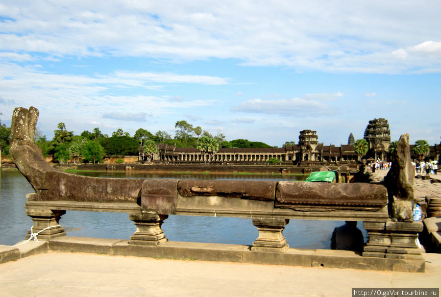 Кто-то считает, что Ангкор Ват — это  огромная вселенная в миниатюре. Центральная башня — как гора Меру, обитель богов, с окружающими ее меньшими пиками. Их окружают континенты — нижние внутренние дворики и океаны, чью роль выполняет ров Ангкор (столица государства кхмеров), Камбоджа