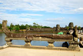 Кто-то считает, что Ангкор Ват — это  огромная вселенная в миниатюре. Центральная башня — как гора Меру, обитель богов, с окружающими ее меньшими пиками. Их окружают континенты — нижние внутренние дворики и океаны, чью роль выполняет ров