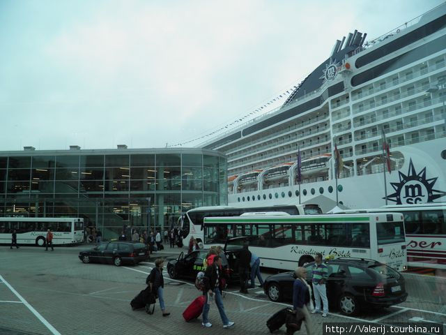 Orchestra рядом с туристическим терминалом Киль, Германия