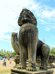 Вход на мост охраняют статуи, похожие на стилизованных львов
