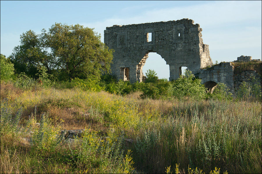 Июнь 2007 г. В левом углу, в траве, спрятался колодец цитадели. Область Севастополь, Россия
