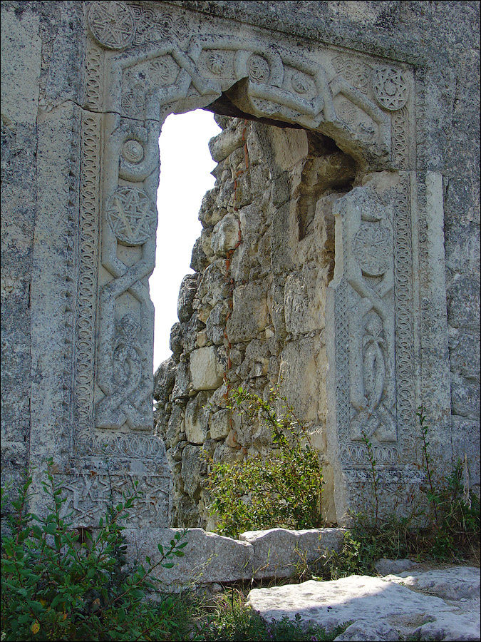 Июль 2005 г. Орнамент портала. Область Севастополь, Россия