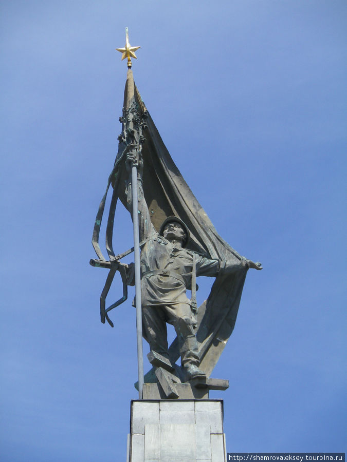 Фигура солдата-победителя видна издалека Братислава, Словакия