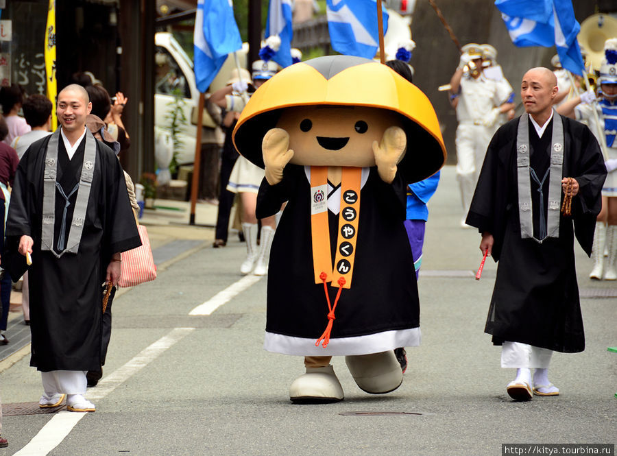 Открывающая парад группа, в центре которой, между двумя священниками — Коя-кун, местный туристический маскот. Японцы не могут без маскота, даже на священной буддистской горе с 1200-летней историей. Коя, Япония