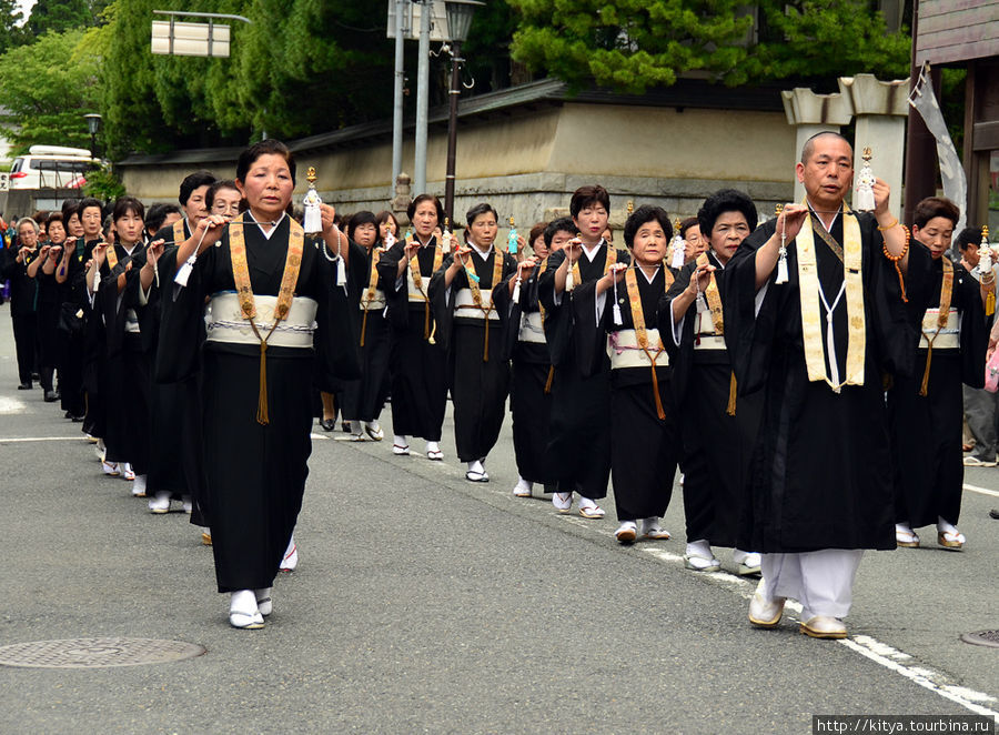 Что изображает эта группа, я не знаю. Возможно, что-то связанное с буддистскими ритуалами. Коя, Япония