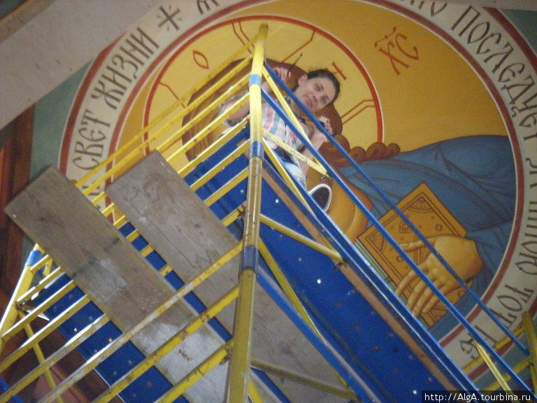 Героическая девушка Татьяна, расписывающая потолок часовни Россия