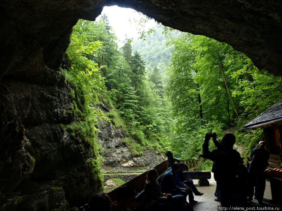 Вход в пещеру Коппенбрюллер Обертраун, Австрия