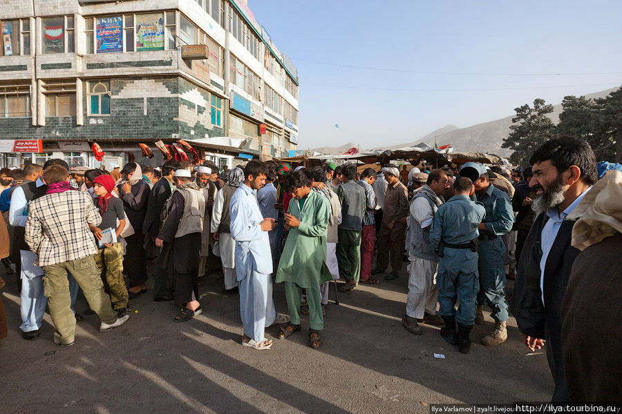 Телефонная толкучка. Здесь продают мобильные телефоны, в основном ворованные. Кабул, Афганистан