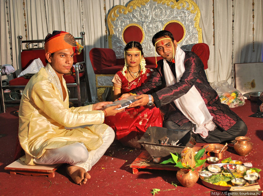 Две индийские свадьбы в один день Индия