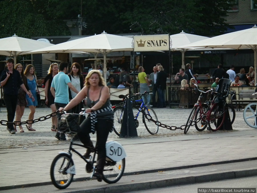 Вот оно самое злачное место — площадь Medborgarplatsen и кафе Snaps :) Snaps-щелчки или это аббревиатура? Стокгольм, Швеция