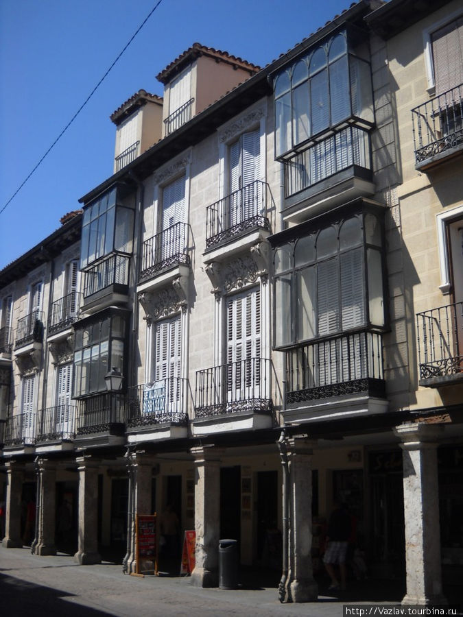Разнообразные постройки Алькала-де-Энарес, Испания