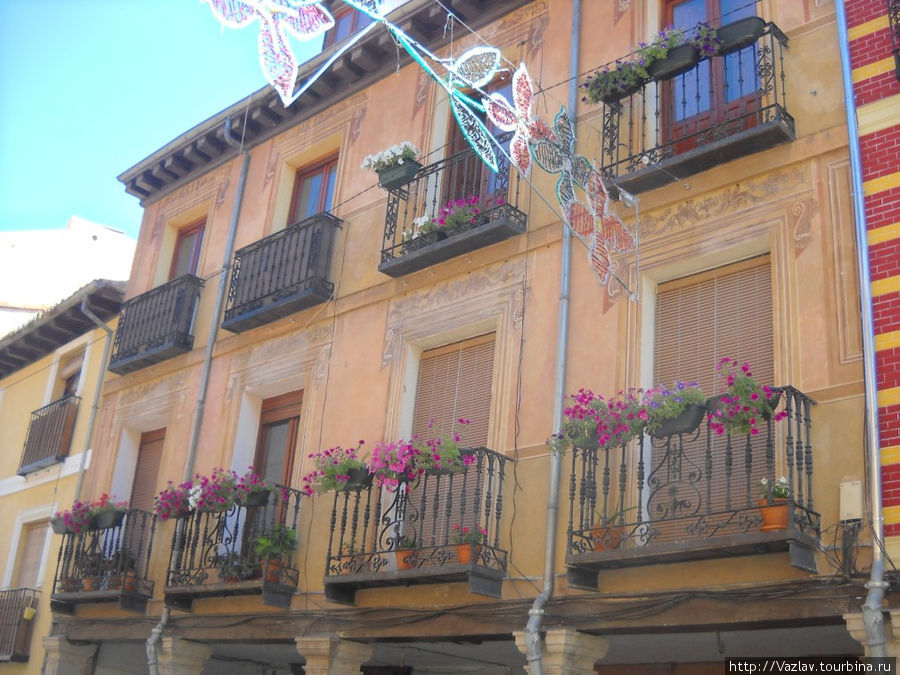 Балкончики с цветами — очень мило Алькала-де-Энарес, Испания