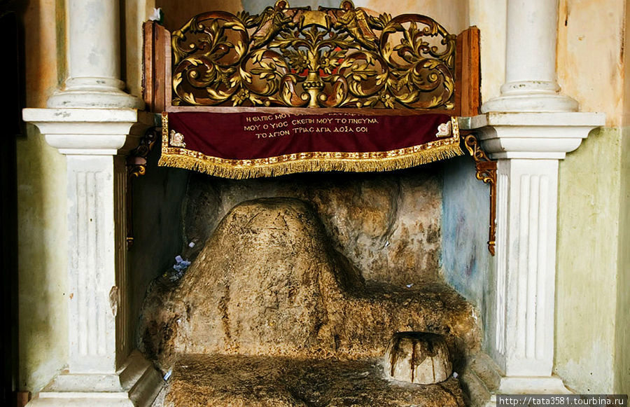 Камень на котором сидел Иисус, когда его искушал дьявол. Иерихон, Палестина