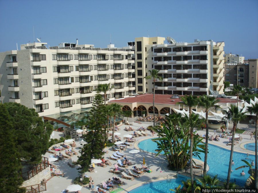 Территория отеля с балкона номера Лимассол, Кипр
