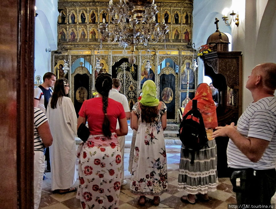 В этой церкви в раке справа хранятся мощи десницы Иоана Крестителя Цетине, Черногория