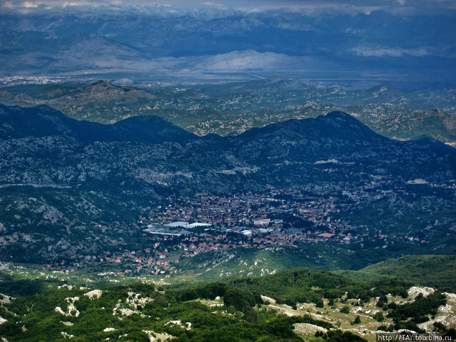 Цетине с пика Ерески-Верх Ловчен (примерно 1600 метров) Цетине, Черногория