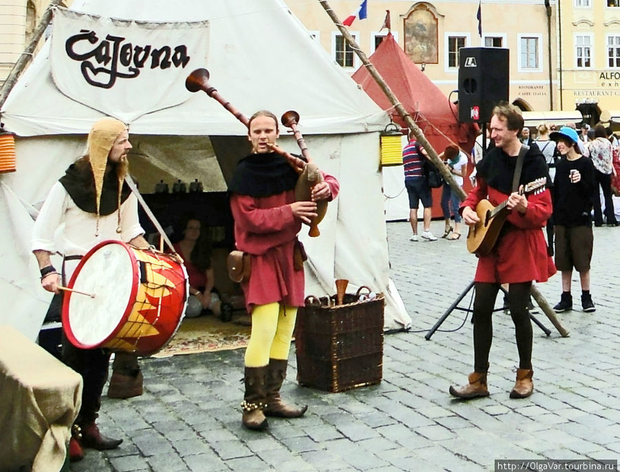 Именно в средневековье входят в быт новые музыкальные инструменты — виола, лютня,  пришедшие с востока. Возникают ансамбли, появляются странствующие  артисты — жонглёры, мимы, менестрели,  скоморохи Прага, Чехия