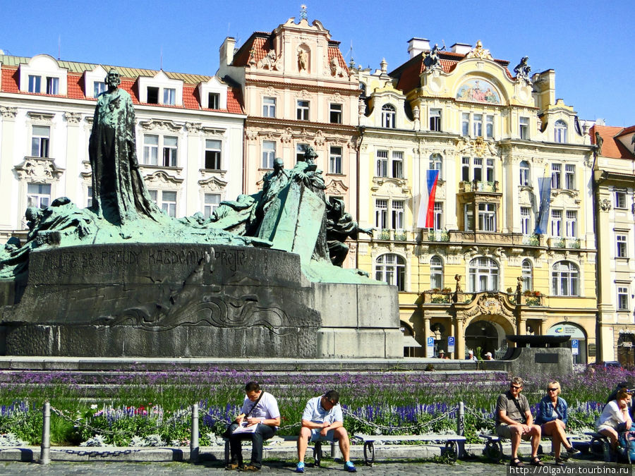 Это не просто памятник, а целая композиция. Здесь и гуситы, и молодая женщина-мать, олицетворяющая   единение идей Гуса и всего народа Прага, Чехия