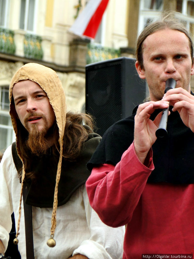 Небольшая группа молодых людей в средневековых костюмах менестрелей радовала присутствующих  исполнением средневековых баллад. Прага, Чехия