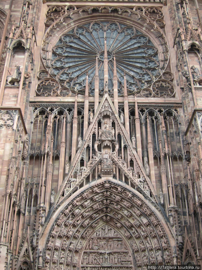 На протяжении последующих четырех веков благодаря высоте своей башни (142 метра) Страсбургский собор считался самым высоким зданием мира. Более того, уникальность собора заключалась еще и в том, что это был единственный готический собор, оснащенный всего одной башней. В 1521 г. в ходе Реформации, собор превратился в протестантскую церковь. После того, как в 1681 г. Страсбург вошел в состав Франции, собор был возвращен католикам и посвящен Деве Марии (двойной вход в собор и южный трансепт украшены двумя рельефами, изображающими ее успение и последующую коронацию на небесах). Страсбург, Франция