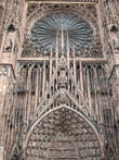 На протяжении последующих четырех веков благодаря высоте своей башни (142 метра) Страсбургский собор считался самым высоким зданием мира. Более того, уникальность собора заключалась еще и в том, что это был единственный готический собор, оснащенный всего одной башней. В 1521 г. в ходе Реформации, собор превратился в протестантскую церковь. После того, как в 1681 г. Страсбург вошел в состав Франции, собор был возвращен католикам и посвящен Деве Марии (двойной вход в собор и южный трансепт украшены двумя рельефами, изображающими ее успение и последующую коронацию на небесах).