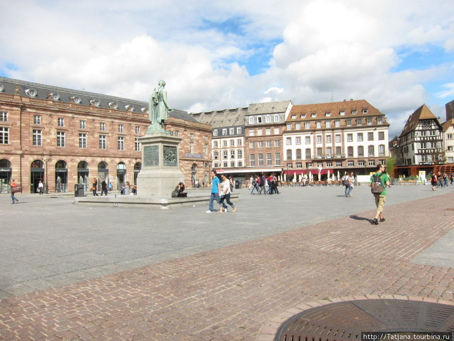 Площадь Клебера (Place Kleber) является самой большой площадью города, площадь была названа в честь генерала Жана-Батиста Клебера, родившегося в Страсбурге в 1753 г. На площади можно увидеть статую Клебера, под которой находится миниатюрный склеп с останками генерала. 

Площадь располагается в историческом центре Страсбурга и входит в список мирового наследия ЮНЕСКО.
Первое название площади Клебера было Барфюссерплатц, что в переводе с немецкого означало «площадь босяков». В XVII веке площадь была переименована в оружейную площадь и только 24 июня 1840 г. площадь в конце-концов была переименована в площадь имени французского генерала Жана-Батиста Клебера.
Дворец Обет
Дворец был построен королевским архитектором Жаком Франсуа Блонделем в 1765-1772. В 2006 году после длительной и тщательной реставрации дворец был вновь открыт для посещений.
Статуя Клебера
После того, как генерал Жан-Батист Клебер был убит в 1800 г. в Каире, его тело было перевезено во Францию. Наполеон, опасался, Страсбург, Франция