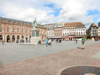 Площадь Клебера (Place Kleber) является самой большой площадью города, площадь была названа в честь генерала Жана-Батиста Клебера, родившегося в Страсбурге в 1753 г. На площади можно увидеть статую Клебера, под которой находится миниатюрный склеп с останками генерала. 

Площадь располагается в историческом центре Страсбурга и входит в список мирового наследия ЮНЕСКО.
Первое название площади Клебера было Барфюссерплатц, что в переводе с немецкого означало «площадь босяков». В XVII веке площадь была переименована в оружейную площадь и только 24 июня 1840 г. площадь в конце-концов была переименована в площадь имени французского генерала Жана-Батиста Клебера.
Дворец Обет
Дворец был построен королевским архитектором Жаком Франсуа Блонделем в 1765-1772. В 2006 году после длительной и тщательной реставрации дворец был вновь открыт для посещений.
Статуя Клебера
После того, как генерал Жан-Батист Клебер был убит в 1800 г. в Каире, его тело было перевезено во Францию. Наполеон, опасался,