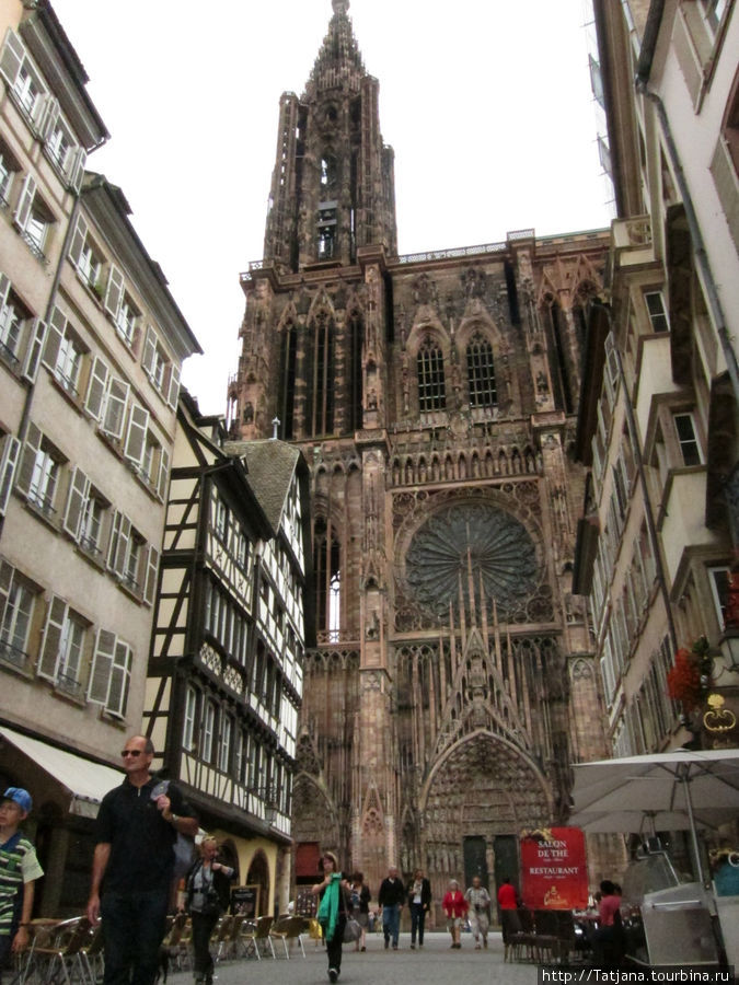 Страсбургский собор (Strasbourg Cathedral) Девы Марии входит в число самых красивых готических соборов Европы. Собор располагается на месте римского храма, некогда выстроенного на невысоком холме. Первый вариант церкви стали возводить в 1015 году по инициативе епископа Вернера Габсбургского, но пожар уничтожил большую часть оригинальной романской постройки. Ко времени, когда собор был реконструирован после пожара (а случилось это в конце XII века) и был отделан в этот раз красноватыми камнями, привезенными с соседних гор. К этому времени готический стиль в архитектуре достиг Эльзаса и будущий собор начал активно приобретать готические черты. Воплощение первого проекта собора Эльзаса было передано в руки ремесленников, преуспевших в создании готических шедевров. Страсбург, Франция