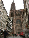 Страсбургский собор (Strasbourg Cathedral) Девы Марии входит в число самых красивых готических соборов Европы. Собор располагается на месте римского храма, некогда выстроенного на невысоком холме. Первый вариант церкви стали возводить в 1015 году по инициативе епископа Вернера Габсбургского, но пожар уничтожил большую часть оригинальной романской постройки. Ко времени, когда собор был реконструирован после пожара (а случилось это в конце XII века) и был отделан в этот раз красноватыми камнями, привезенными с соседних гор. К этому времени готический стиль в архитектуре достиг Эльзаса и будущий собор начал активно приобретать готические черты. Воплощение первого проекта собора Эльзаса было передано в руки ремесленников, преуспевших в создании готических шедевров.