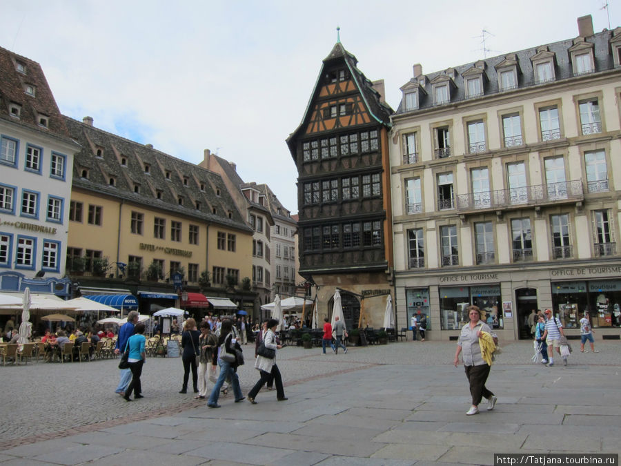Особняк Каммерцель (Kammerzell House) считается одним из самых известных и замысловато украшенных зданий Страсбурга, кроме это одна из наиболее всего сохранившихся средневековых построек в стиле поздней готики на территории бывшей Священной Римской Империи.

Особняк был построен в 1427 г., но после чего был дважды модифицирован в 1467 и 1589 гг, современный облик здания относит его сегодня скорее к немецкому возрождению, однако при этом особняк сохранил черно-белый стиль гражданских построек Рейнланда. Страсбург, Франция