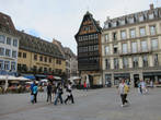 Особняк Каммерцель (Kammerzell House) считается одним из самых известных и замысловато украшенных зданий Страсбурга, кроме это одна из наиболее всего сохранившихся средневековых построек в стиле поздней готики на территории бывшей Священной Римской Империи.

Особняк был построен в 1427 г., но после чего был дважды модифицирован в 1467 и 1589 гг, современный облик здания относит его сегодня скорее к немецкому возрождению, однако при этом особняк сохранил черно-белый стиль гражданских построек Рейнланда.