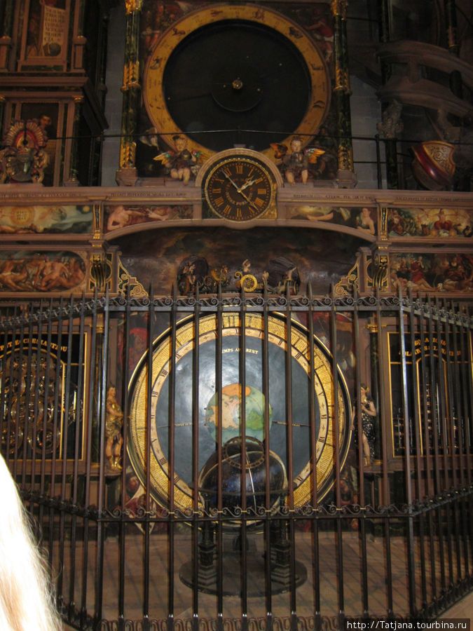 Это один из выдающихся шедевров эпохи Возрождения. Механические Астрономические часы (The Astronomical clock) Страсбурга явились плодом труда многочисленных художников, математиков и техников. Швейцарские часовые мастера, скульпторы, художники и механики работали над созданием этого великолепного механизма. Те часы, которые можно увидеть сейчас, датируются 1842 г.
Первые страсбургские астрономические часы создавались в период с 1352 по 1354, но эти часы остановились в начале XVI века. Страсбург, Франция