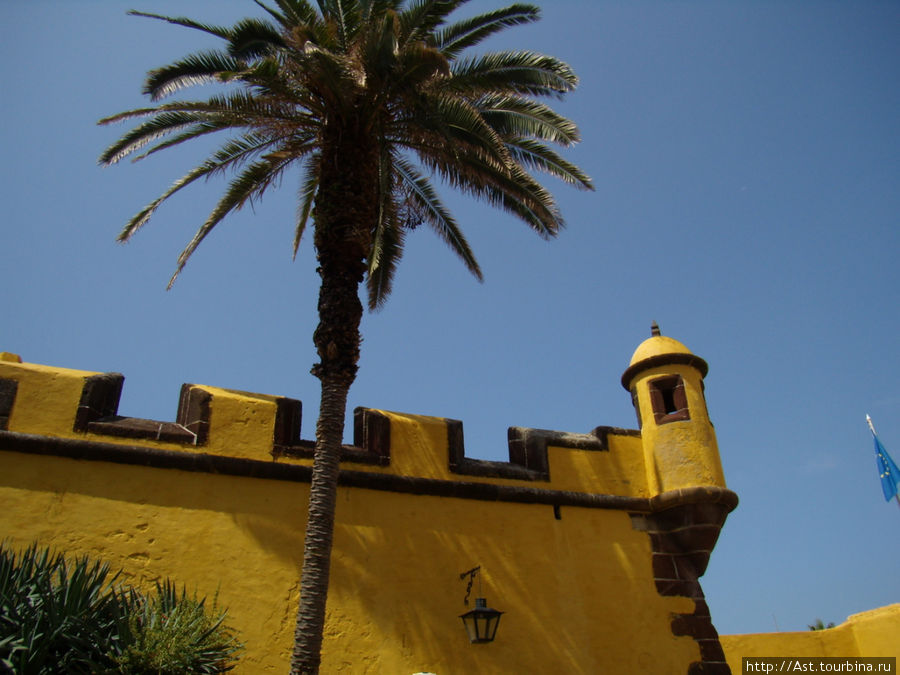 Ярко желтый раскрас старого форта. Фуншал, Португалия